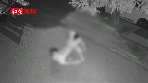 邻居称“深夜殴打女子”嫌疑人事发后还每天和他们打扑克_腾讯视频