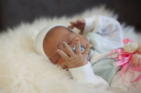 新生男婴睡在毛皮红心上高清图片下载-正版图片507452226-摄图网