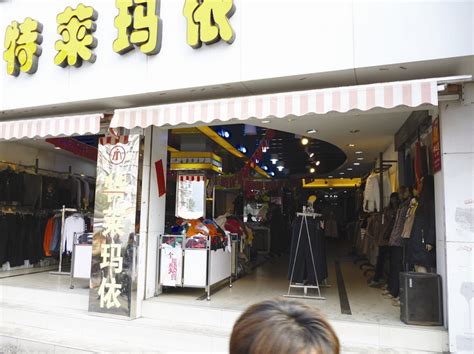 服装店老板在台湾菜市场内开店，买菜的女顾客在这里挑选心仪的服装_凤凰网视频_凤凰网