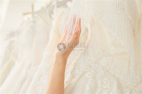 在婚纱店挑选婚纱的女孩特写高清图片下载-正版图片501654683-摄图网