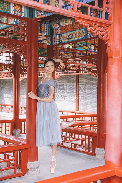 在走廊跳舞的女生古风头像