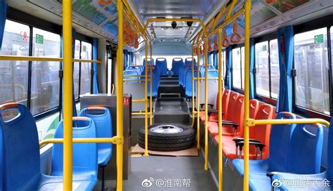 体验坐公交观察客流，郑州早高峰车内乘客不多自觉隔位而坐-大河新闻