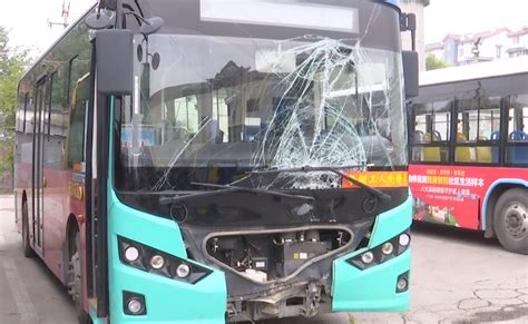 公交车失控冲进绿化带 3名乘客受伤 事故原因令人气愤 - 民生 - 济宁 - 济宁新闻网