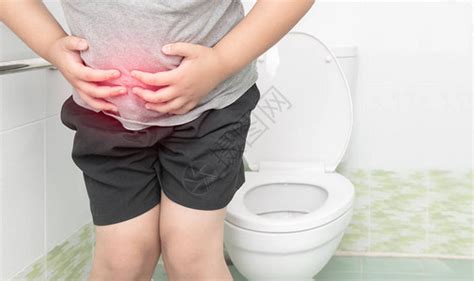 患有腹泻的儿童将他的屁股放在马桶和便秘中健康与清洁概念高清图片下载-正版图片503412948-摄图网