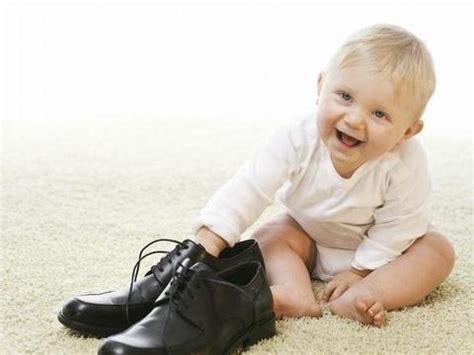 婴儿多大可以穿鞋（宝宝过早穿鞋危害大）-幼儿百科-魔术铺