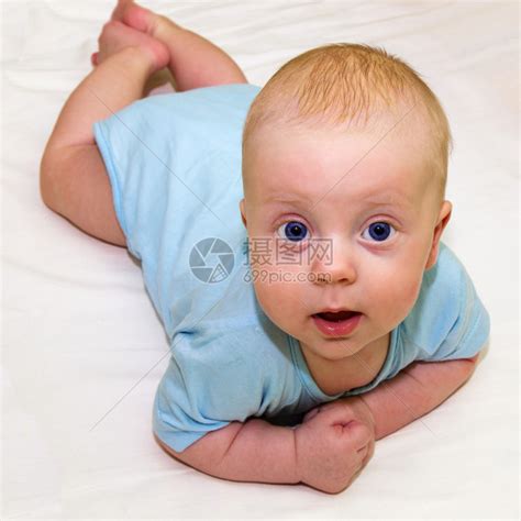 四个月大的婴儿穿着蓝色的裙子高清图片下载-正版图片504727195-摄图网