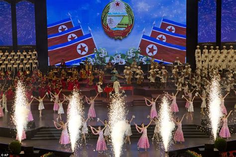 金正恩夫妇观看乐团演出 与朝鲜"少女时代"合影（图）_新闻频道_中国青年网