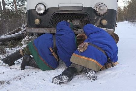 西伯利亚凿冰取水什么情况？最冷气温达零下71度连安葬死人都是问题_国际新闻_海峡网