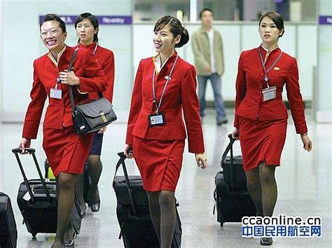 国泰航空空姐拒挂中文名牌，称"不讨好内地客" - 中国民用航空网