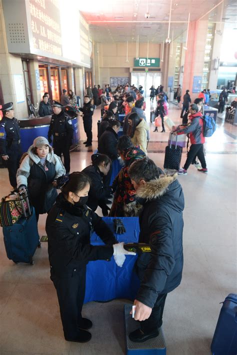 走进春运中的北京站安检员 每天弯腰两千多次换来旅客安全 | 北晚新视觉