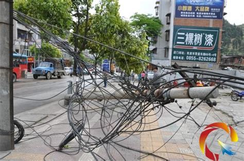 河南信阳，电线杆斜拉丝正处在马路中，路过的市民直呼很受伤|电力|电线杆|受伤_新浪新闻