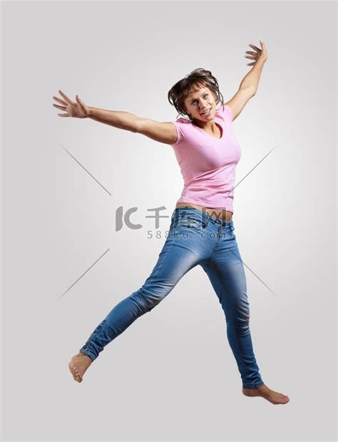 年轻女子跳舞和跳跃......漂亮的现代苗条嘻哈风格女性在彩色背景下跳跃跳舞高清摄影大图-千库网