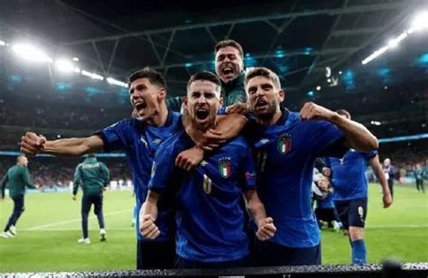 北京时间7月12日凌晨03:00，2020欧洲杯决赛即将打响，在温布利大球场，意大利队将与英格兰队争夺最后的冠军。两队在本届欧洲杯上的表现都 ...