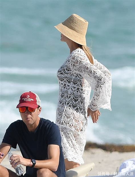 伊万卡和老公在沙滩过二人世界真甜！她穿镂空裙大秀性感，超火辣_【快资讯】