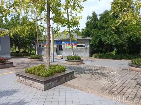 重庆一公园发生命案，一对闺蜜在公厕遇害，案发地离家不到700米_吴某