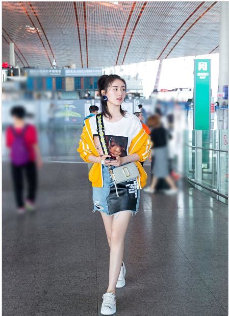 袁冰妍身穿涂鸦T恤亮黄色运动外套现身机场 潮味十足简单又时髦