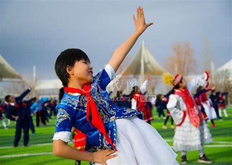 甘肃酒泉：哈萨克族特色舞走俏校园-人民图片网
