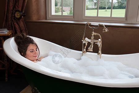 女卫生间里洗澡高清图片下载-正版图片501439315-摄图网