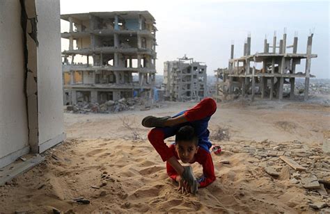 战乱中的“蜘蛛侠”：加沙男孩用废墟做舞台跳体操_国际新闻_环球网