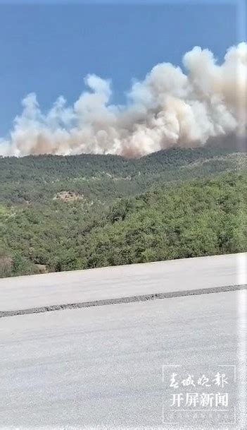 开屏新闻-云南马龙区境内突发山火，上百人全力扑救！