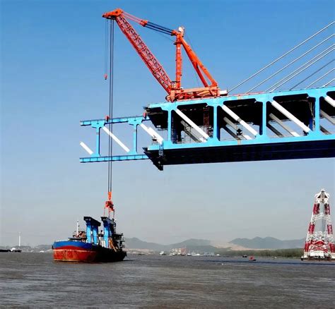 全国首例 模块车组扛着两千吨桥吊