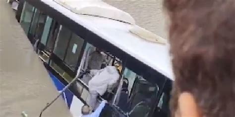 轿车被困积水，四名公交司机赤脚下水帮推_凤凰网视频_凤凰网