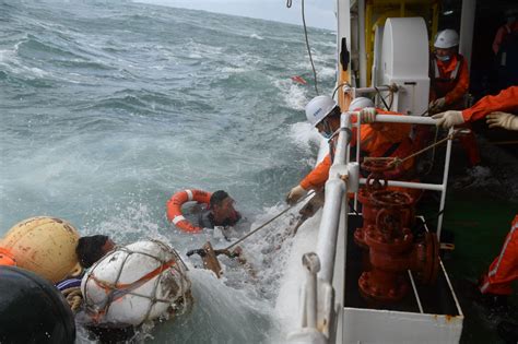 东海海域一渔船沉没 已救起2人仍有11人失联_长江云 - 湖北网络广播电视台官方网站