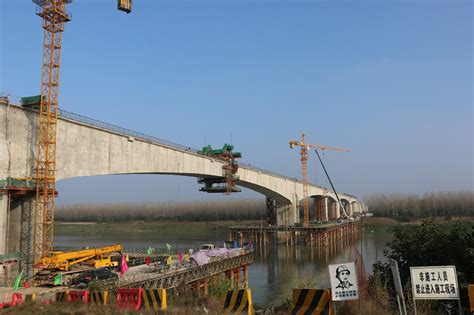 江汉铁路仙桃汉江特大桥168米主跨连续刚构顺利合龙-湖北铁路集团有限公司官网
