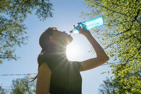 过量饮水导致水中毒？学习正确喝水方法，发挥最大效果|水中毒|身体|小口_新浪新闻