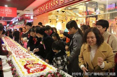 周口：一商场做11米蛋糕与市民甜蜜分享