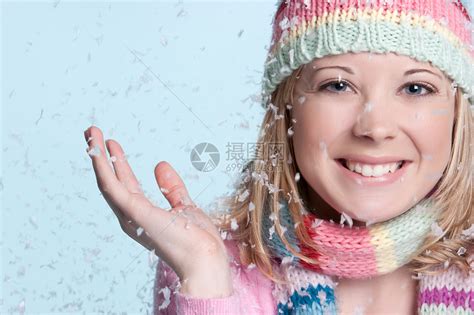 下雪妇女外套幸福青年金发女郎毛皮喜悦薄片雪花背景帽子高清图片下载-正版图片320639951-摄图网
