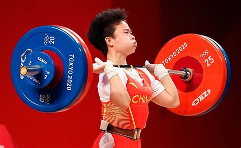 Hou Zhihui wins in weightlifting for China