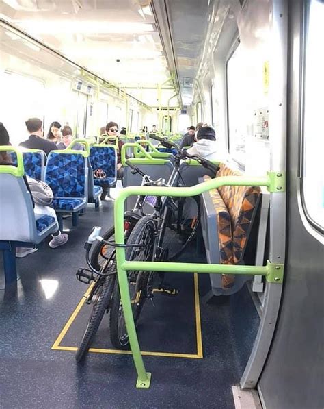 澳自行车手占用列车残疾人座位停车 网友褒贬不一 - 野途网