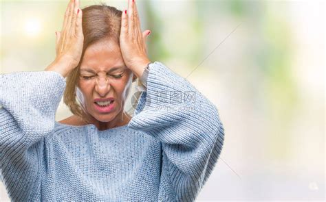 身着冬毛衣的中年骨瘦如柴的欧巴马妇女因头痛和偏头痛而感到绝望和压力高清图片下载-正版图片505635353-摄图网