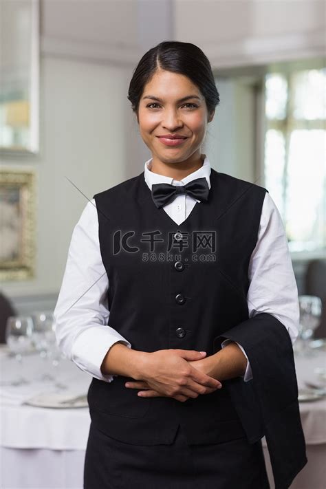 酒店餐厅服务员接待顾客高清图片下载-正版图片501711183-摄图网