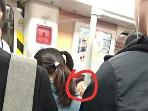 拥挤的地铁上，女生被男生偷瞄一路|陈伟霆|地铁|女生_新浪新闻