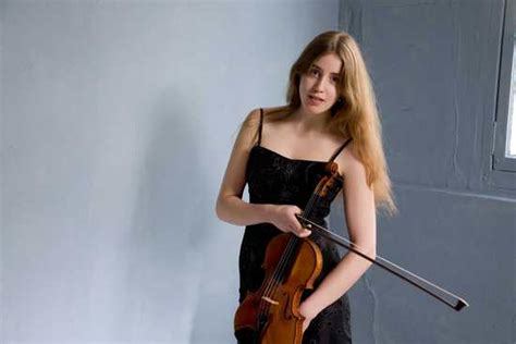 女童小提琴家高清图片下载-正版图片320719005-摄图网