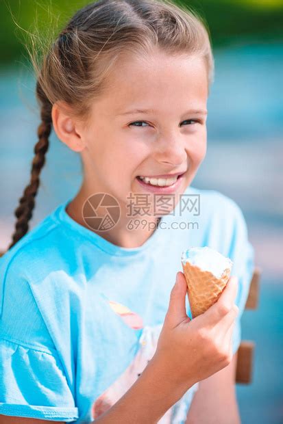 小女孩夏天在户外咖啡厅吃冰淇淋高清图片下载-正版图片506099258-摄图网