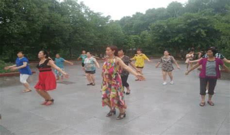 老年人公园广场舞舞蹈锻炼图片-包图网