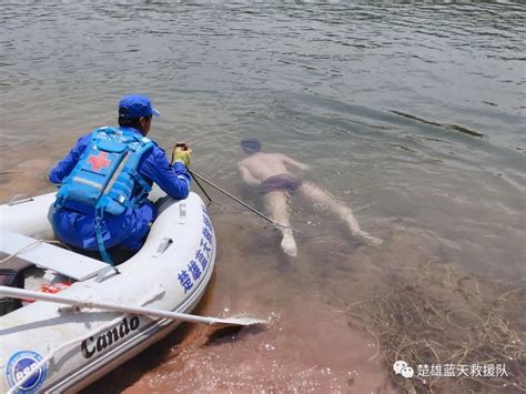 揪心！男子擅自在抚仙湖游泳被浪卷走后溺亡，家属在岸边绝望痛哭_腾讯视频