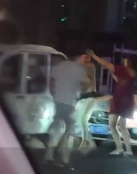 视频画面显示，奔驰车主下车后情绪激动，手持棍棒多次用力击打一白衣男子，与奔驰车主同行的女子在旁边劝阻，白衣男子被打倒后躺地不起。
