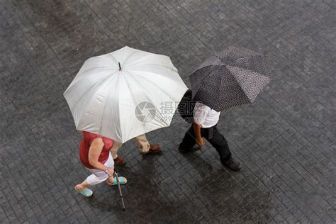 下雨天打伞走路的人高清图片下载-正版图片307501634-摄图网
