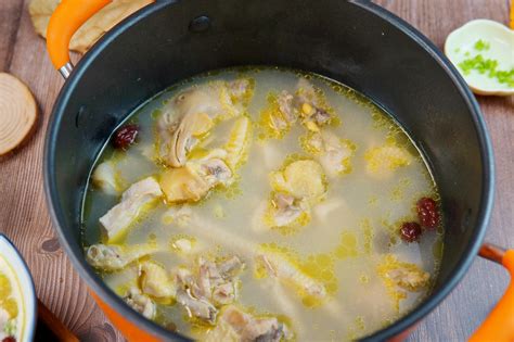 三黄鸡适合煲汤吗家常做法（炖鸡汤时，不要下锅就焯水，多加一步，鸡肉不柴，鸡汤鲜香还不腥） | 说明书网