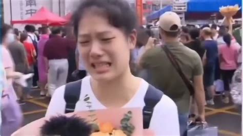记者采访刚出考场的考生，问高考结束后怎么过，没想到妹子哭着哭着就笑了！_腾讯视频