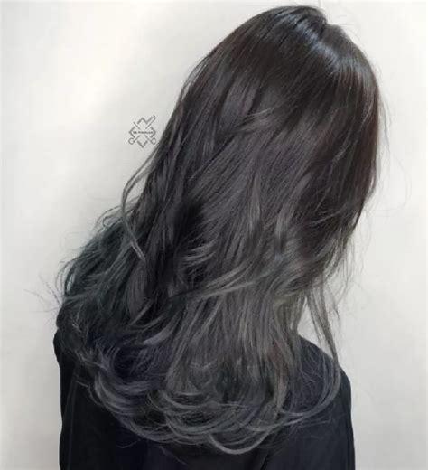黑发温柔卷发女生头像