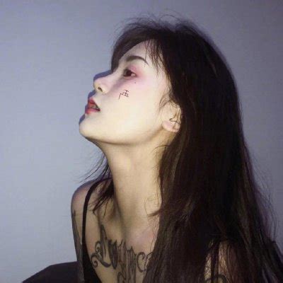 温柔女生露肩头像