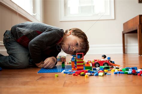 男孩看着玩具块高清图片下载-正版图片501460209-摄图网