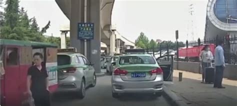 出租车女司机疑错把油门当刹车连撞两车 行人被夹多人受伤_凤凰网视频_凤凰网