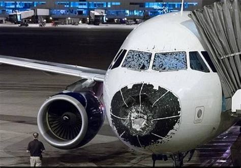 南航一客机遭冰雹袭击 挡风玻璃破裂 实拍照片吓人__凤凰网