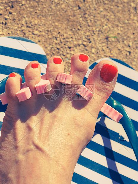 暑假里,女人直等着,直她的脚的女人脚趾分离的女修脚后擦干指甲油的女高清图片下载-正版图片300882895-摄图网